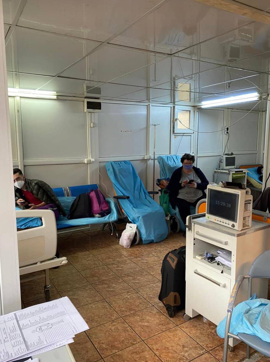 revoltător - bolnavii de covid-19 primiți într-un chioșc de fast-food la spitalul județean sibiu