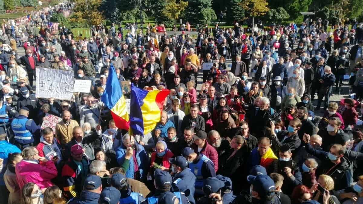 Credincioșii protestează la Moaștele Sfintei Parascheva - "Ne furați sfinții? Ne furați libertatea!"