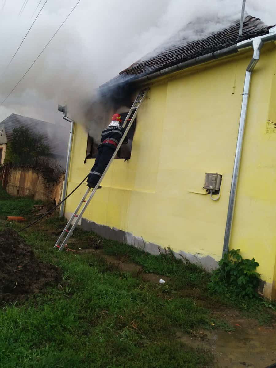 update incendiu la netuș - o casă a luat foc