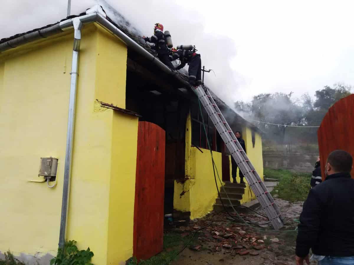 update incendiu la netuș - o casă a luat foc