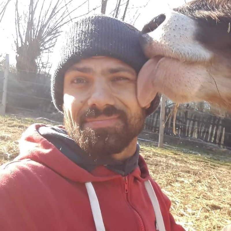 Jurnalul orfanului care a salvat sute de animale - Povestea lui Cosmin, tânărul care doarme într-un grajd la Sibiu