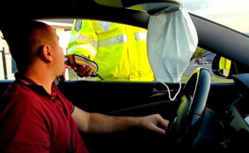 video - un polițist s-a trezit cu alcoolemie la volan după ce și-a dezinfectat mâinile cu spirt