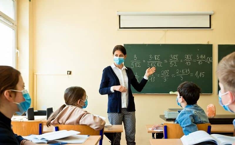 crește numărul de elevi și profesori infectați în județul sibiu