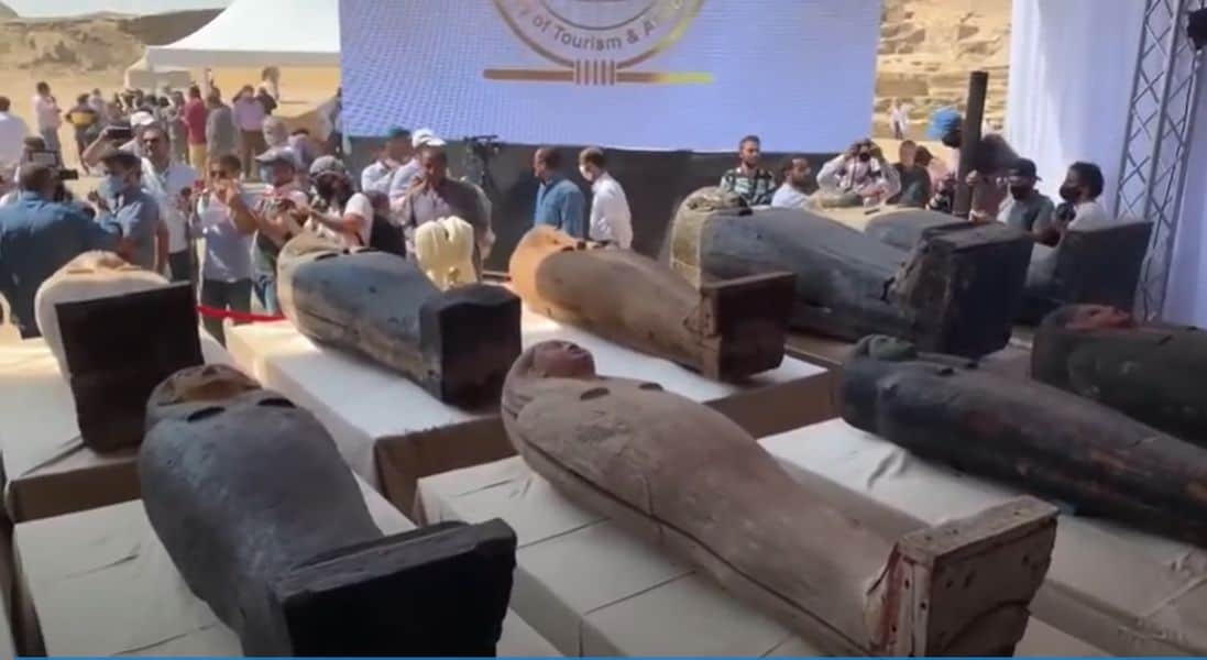 descoperire uluitoare - 56 de sarcofage intacte descoperite în egipt.- unul deschis în fața camerelor - video