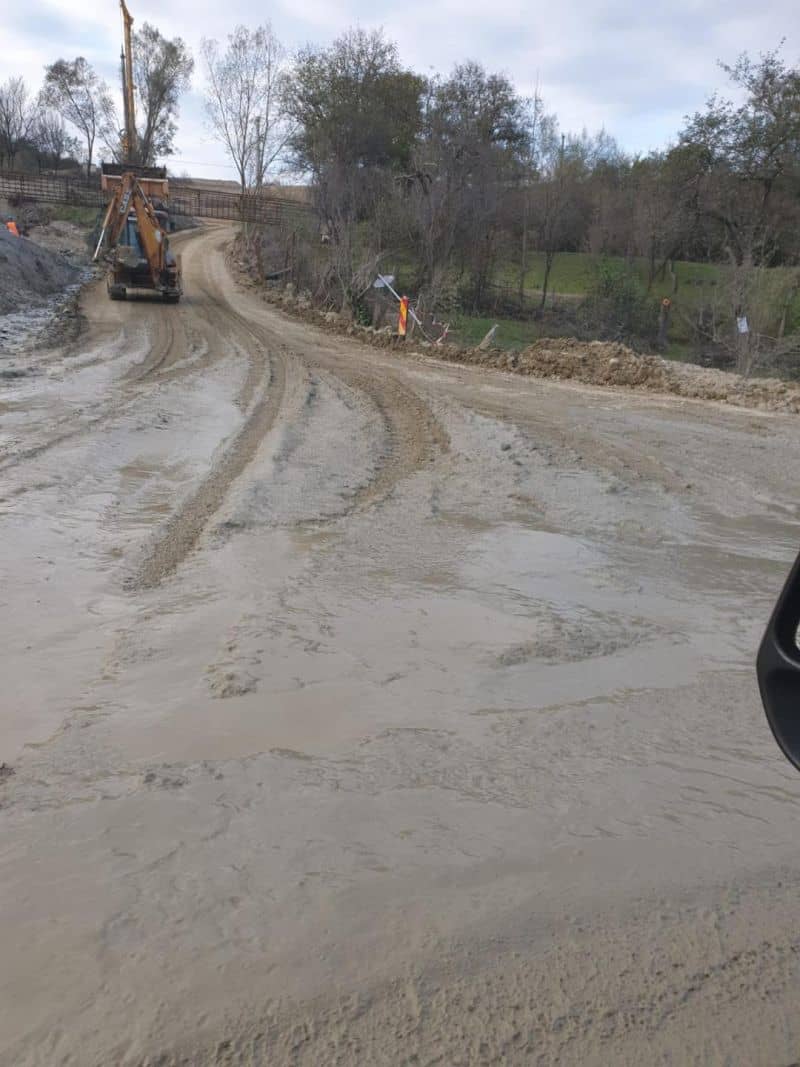 FOTO Drumul dintre Tălmaciu și Tălmăcel distrus de lucrările la autostradă