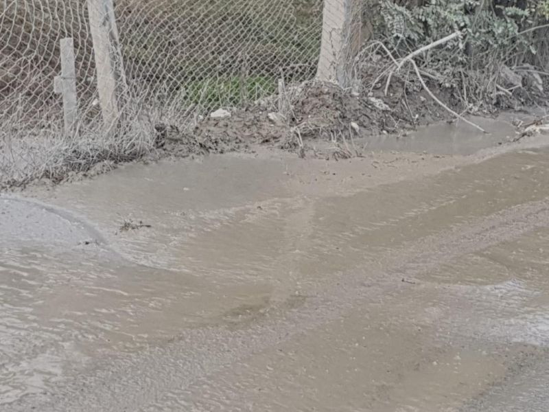 FOTO Drumul dintre Tălmaciu și Tălmăcel distrus de lucrările la autostradă