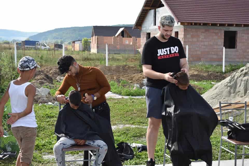 gest de omenie al unor frizeri din sibiu - tund gratis copiii nevoiași