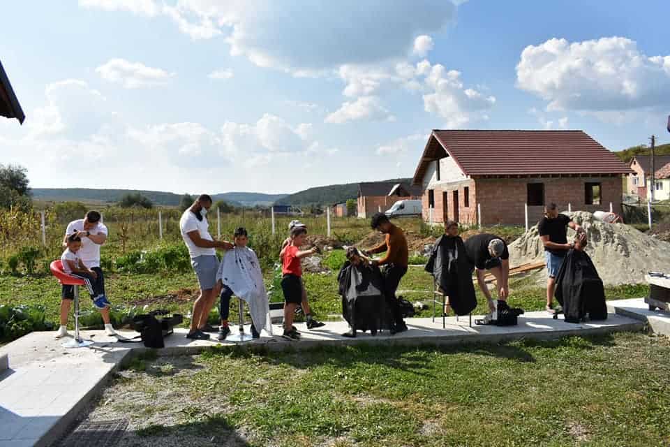 gest de omenie al unor frizeri din sibiu - tund gratis copiii nevoiași