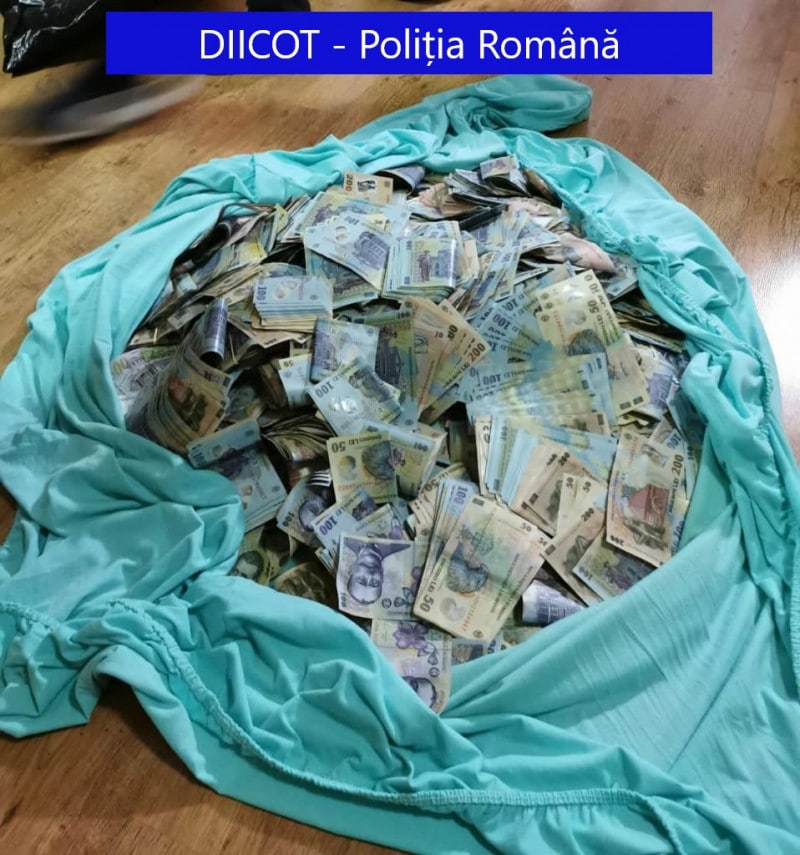 Ca în filmele cu mafioți - munți de bani găsiți în casa unui traficant de droguri