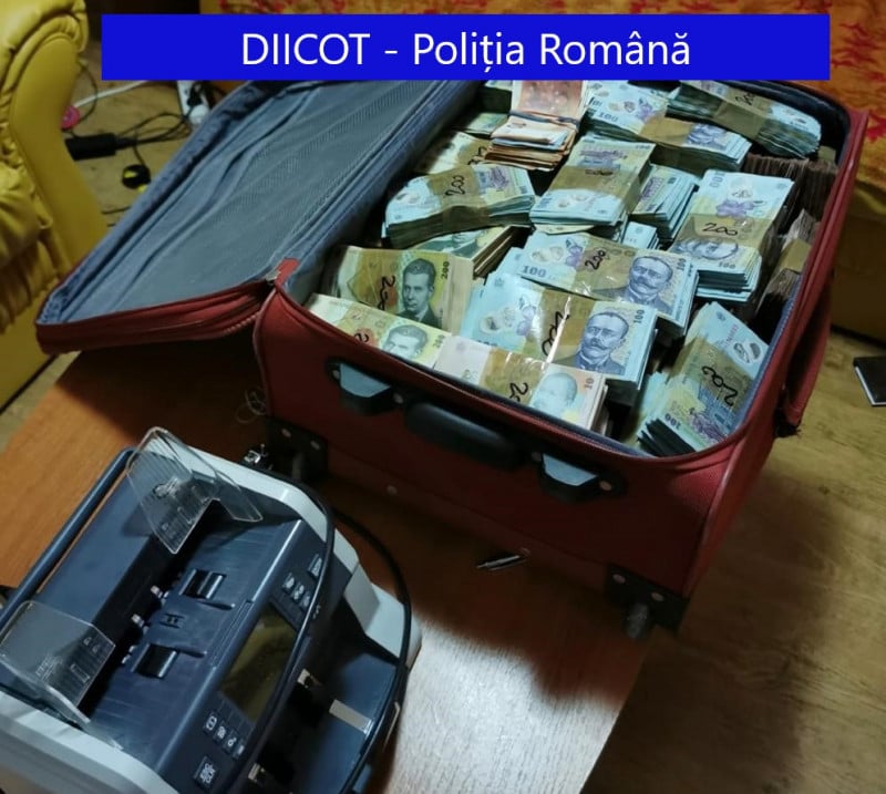 Ca în filmele cu mafioți - munți de bani găsiți în casa unui traficant de droguri