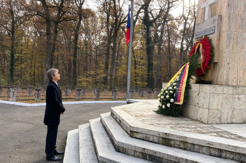 foto eroii neamului, omagiați la monumentul din pădurea dumbrava