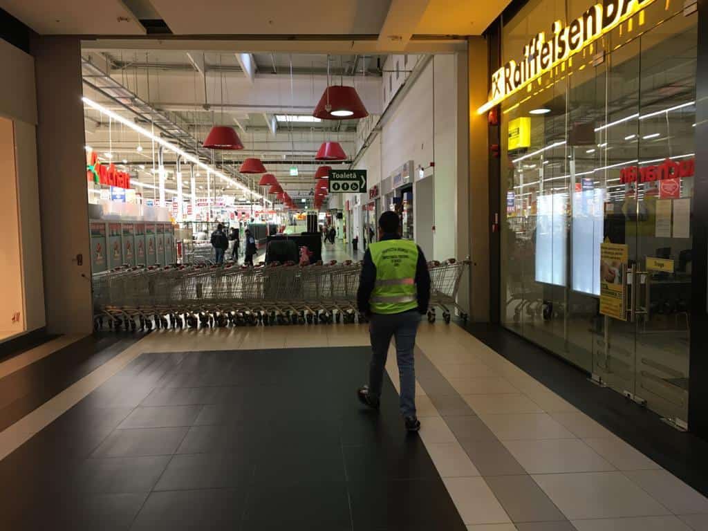 mii de persoane verificate și amenzi de aproape 50.000 lei sâmbătă la sibiu - magazinele și mall-urile luate la control