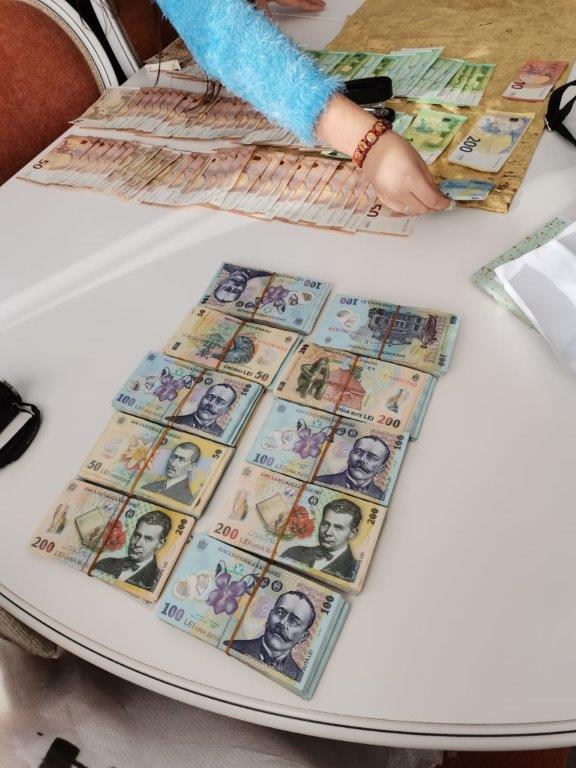 foto: bani și bunuri de peste 1.000.000 euro depozitați în găleți - percheziții la permise suceava și rar