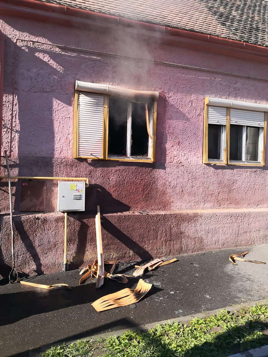 foto - incendiu la sibiu - o casă a luat foc din cauza unei lumânări