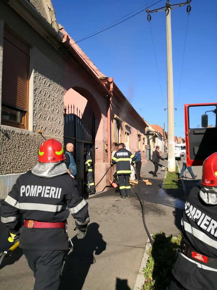 foto - incendiu la sibiu - o casă a luat foc din cauza unei lumânări