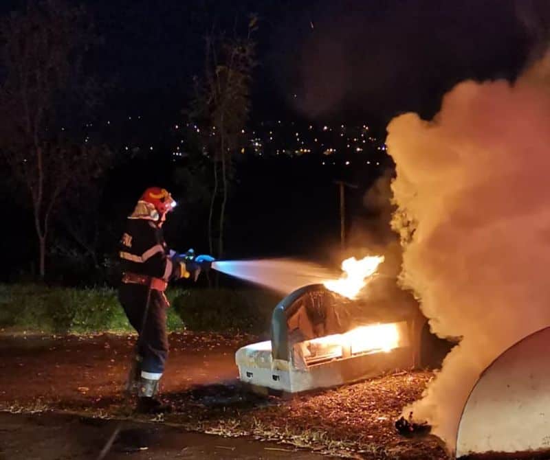 FOTO: Incendiu între blocuri la Mediaș - Au luat foc mai multe canapele aruncate la gunoi