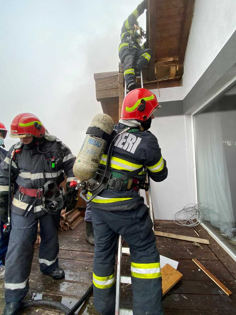 foto: incendiu la o pensiune din ocna sibiului - a ars acoperișul, mansarda și o cameră tehnică