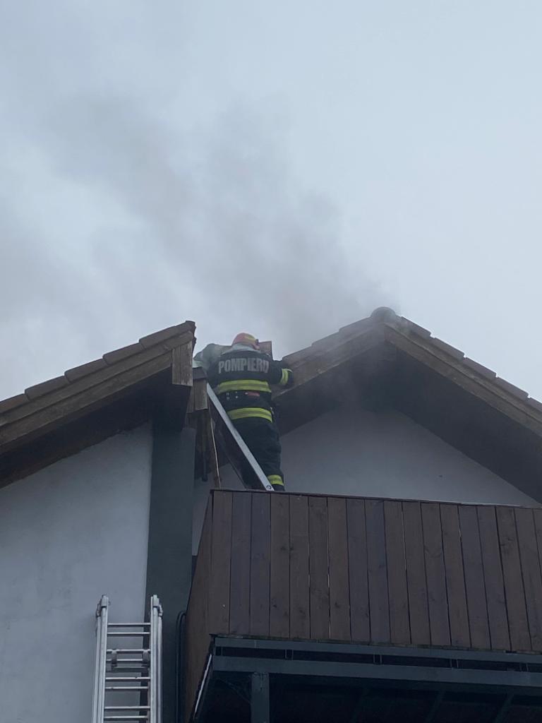 foto: incendiu la o pensiune din ocna sibiului - a ars acoperișul, mansarda și o cameră tehnică