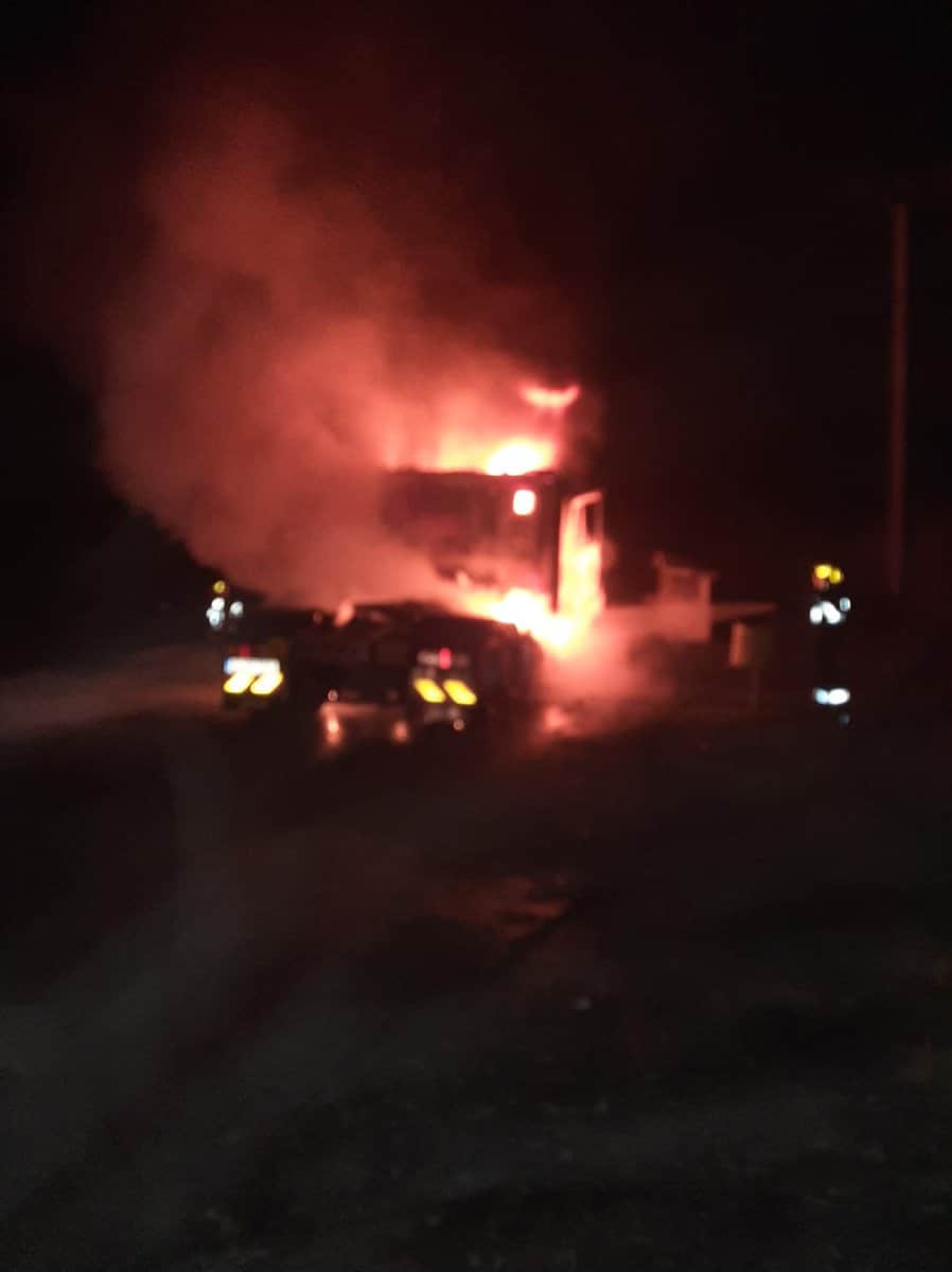 FOTO Tractor în flăcări la Mediaș - Pompierii au lichidat incendiul