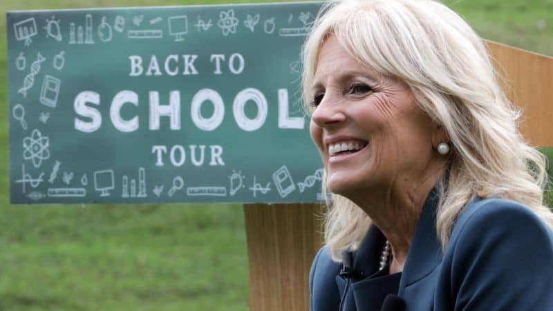 jill biden va continua să predea la colegiu și după ce va deveni prima doamnă a sua