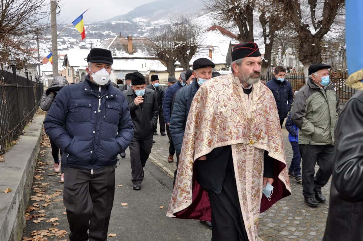 Procesiune - Rășinărenii l-au cinstit pe Sf. Ierarh Andrei Șaguna de Sfântul Andrei - Galerie foto