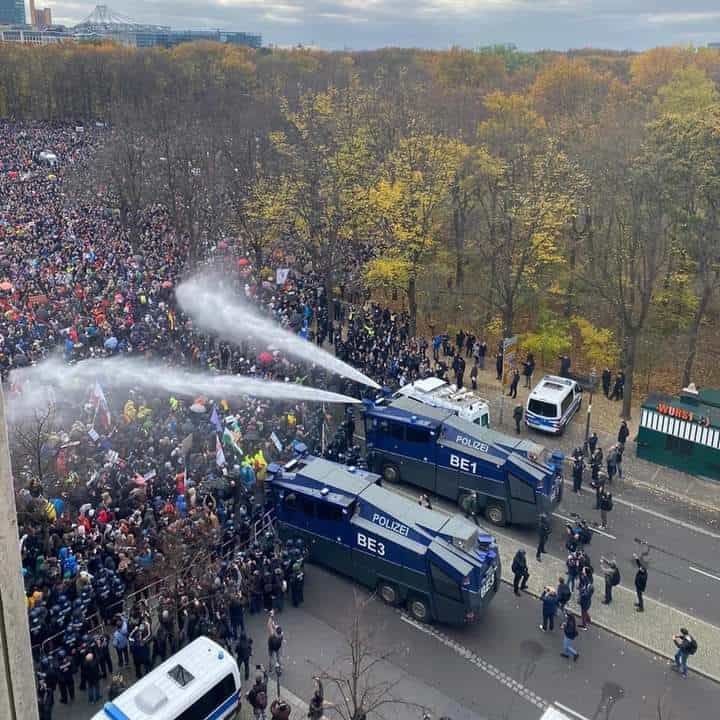 video foto: protest violent în centrul berlinului împotriva restricțiilor covid