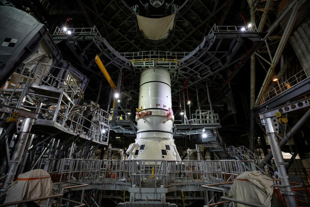 nasa asamblează prima rachetă care va duce iar astronauții pe lună