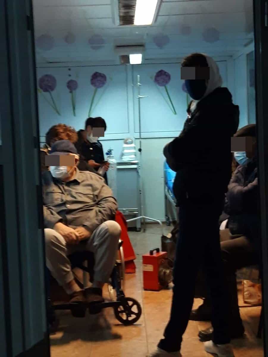 foto: sibian cu cancer, infectat cu covid: „stau în ploaie și aștept. ceilalți s-au îngrămădit în fast food”
