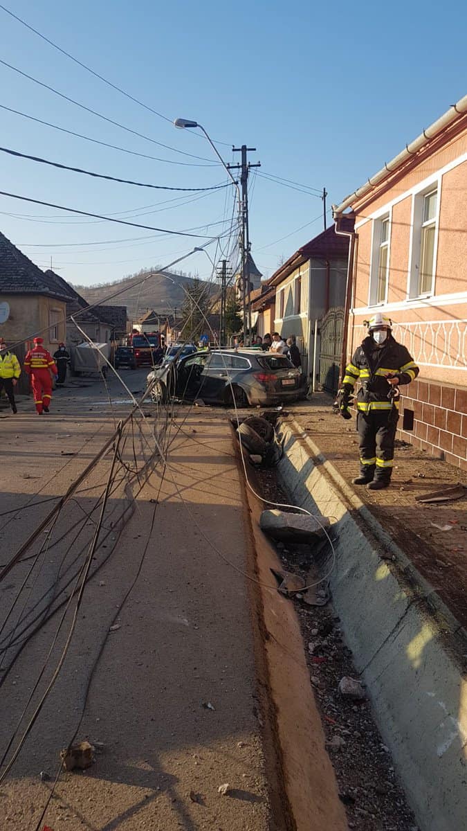 foto: stâlp doborât de un șofer la ighișu nou - mașina a fost făcută praf