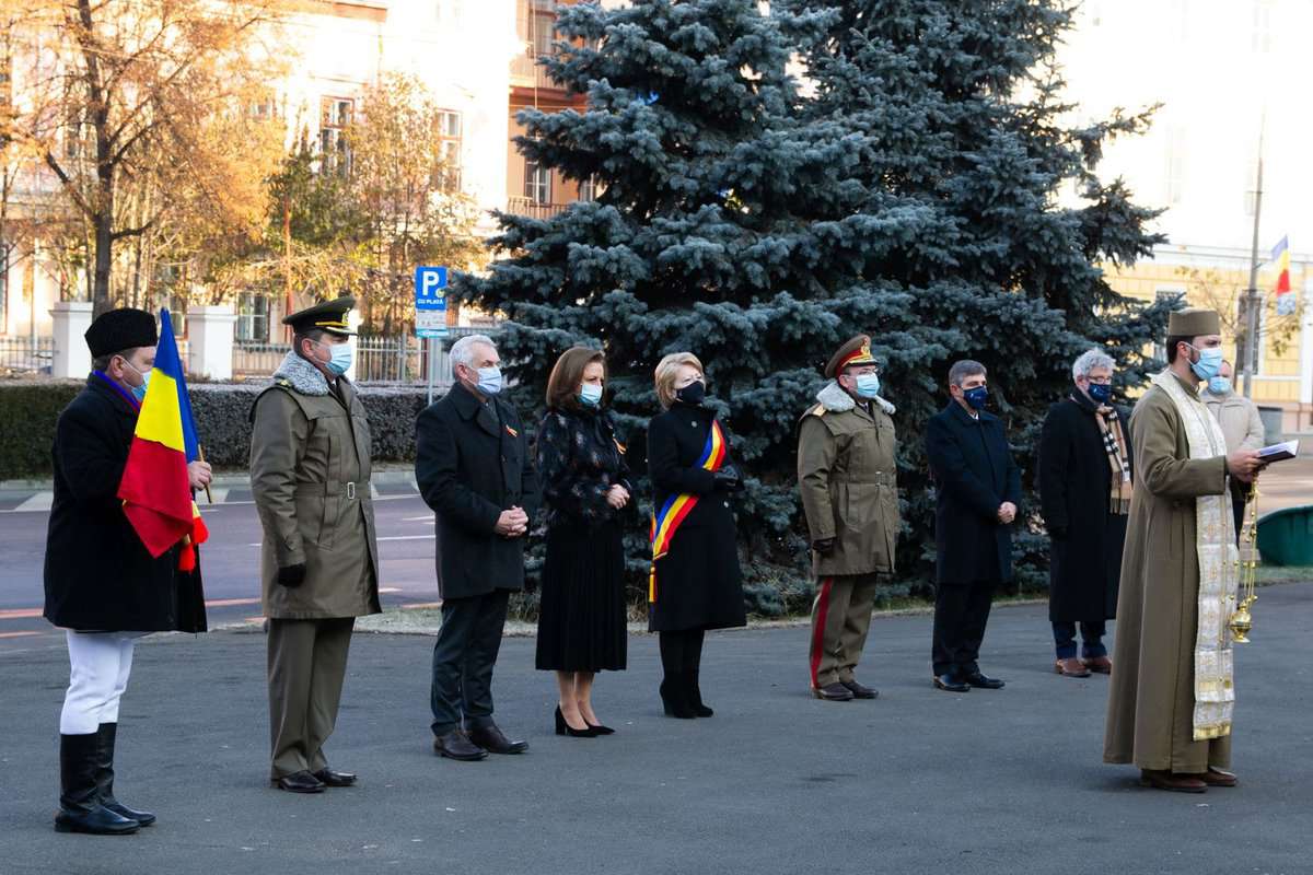 FOTO - Un 1 Decembrie "altfel" la Sibiu - Ceremonie restrânsă în fața Cercului Militar