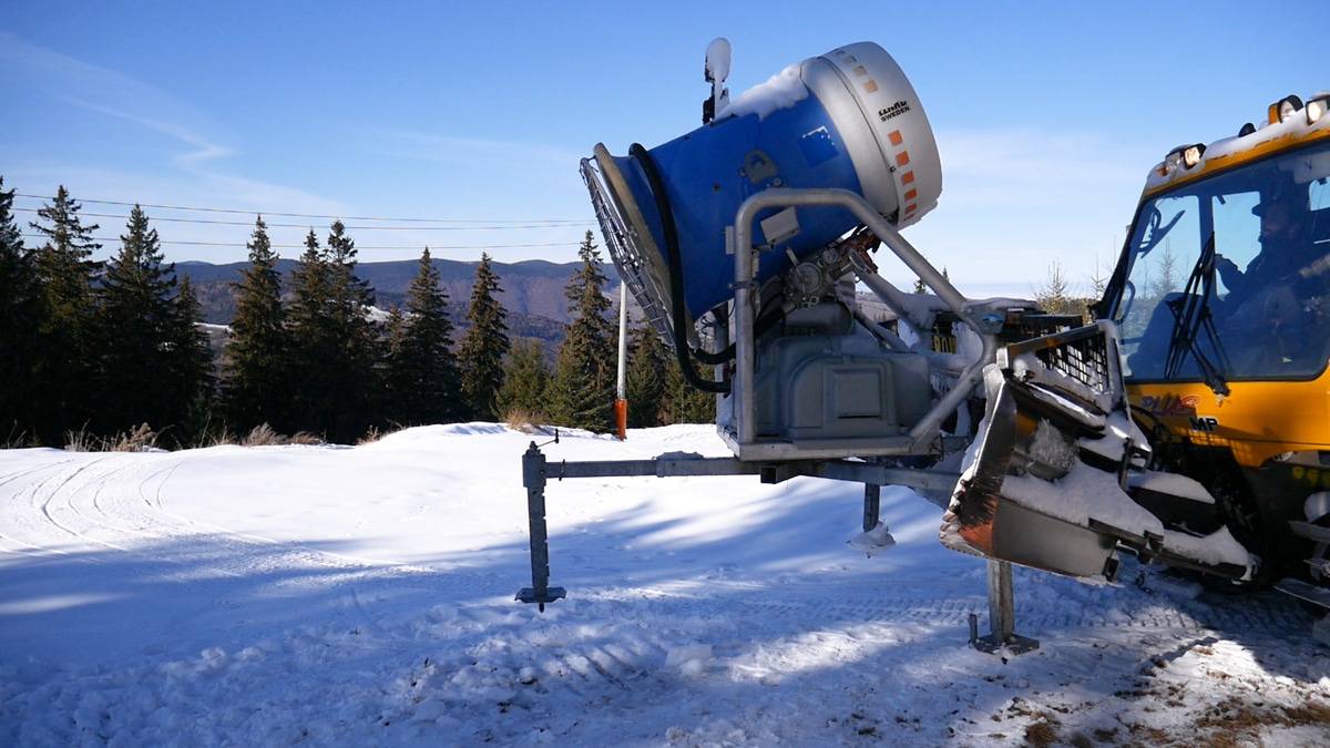 video foto - sezon de schi cu mască obligatorie la arena platoș - cum arată pârtiile proaspăt deschise