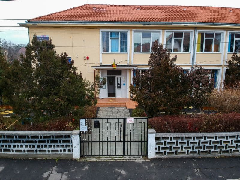 se reabilitează gardul de la școala „caragiale” din sibiu - investiția se ridică la 100.000 euro
