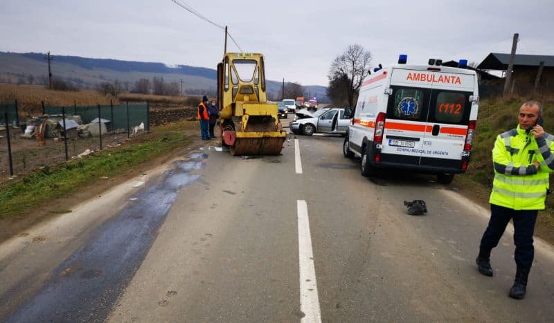 Accident între o mașină și un compactor la Agnita - Un șofer este rănit