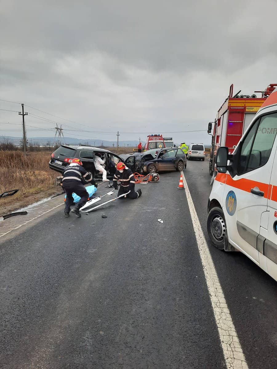 UPDATE FOTO - Accident grav la ieșirea din Avrig - Doi morți și trei răniți pe DN1 între Sibiu și Brașov