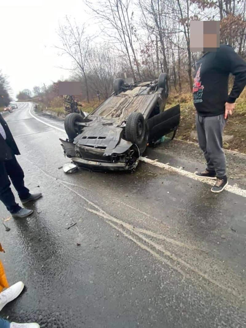 update mașină cu roțile în sus pe hula bradului - trafic blocat