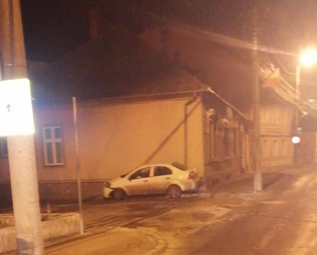 foto: adolescent rănit într-un accident la sibiu - mașina în care se afla s-a izbit de zidul unei case