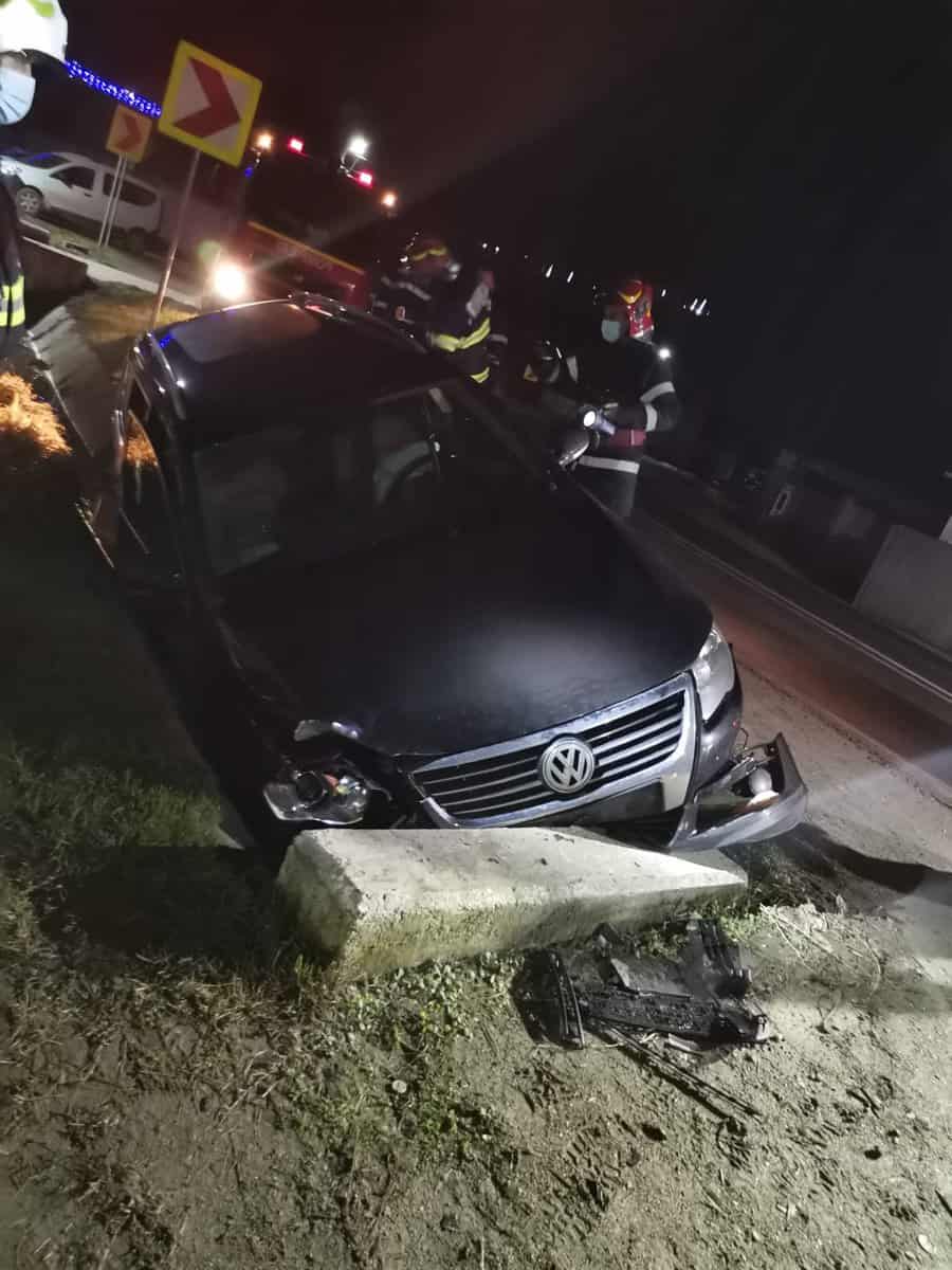 foto: mașină căzută în șanț la brăteiu - șoferul a refuzat să sufle în etilotest