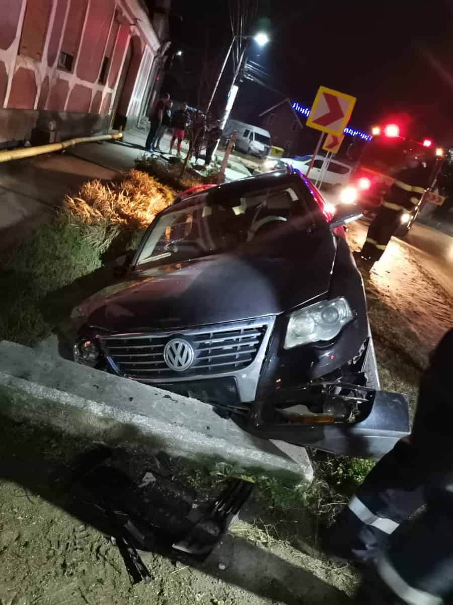 foto: mașină căzută în șanț la brăteiu - șoferul a refuzat să sufle în etilotest