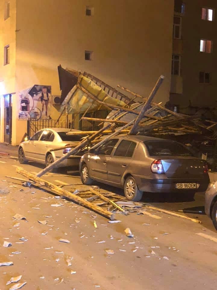 foto - acoperiș de bloc spulberat de vânt - țiglele au căzut peste mașini