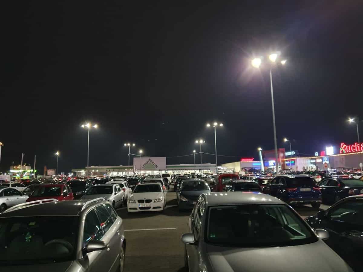 foto: sibienii au dat năvală la cumpărături în prima zi fără restricții - parcări pline și străzi aglomerate