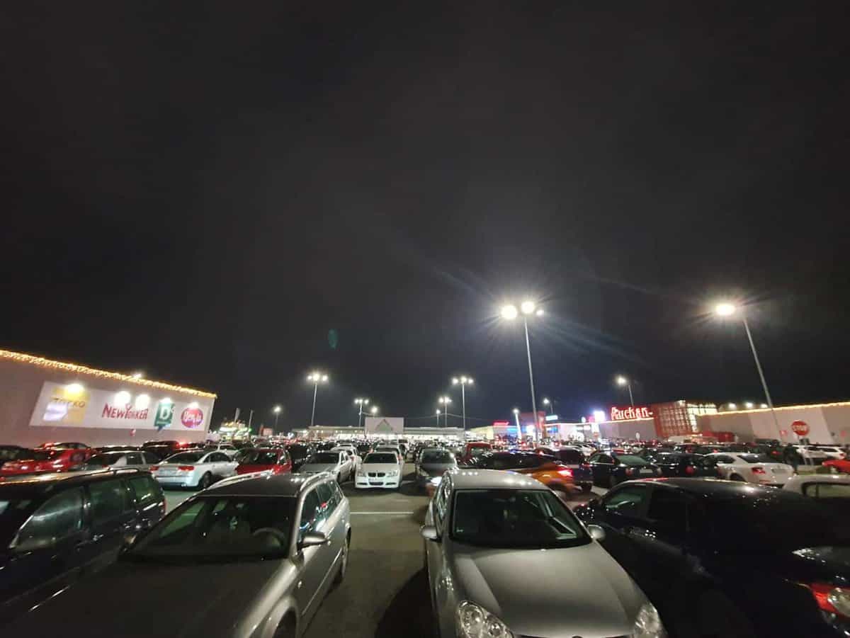 foto: sibienii au dat năvală la cumpărături în prima zi fără restricții - parcări pline și străzi aglomerate