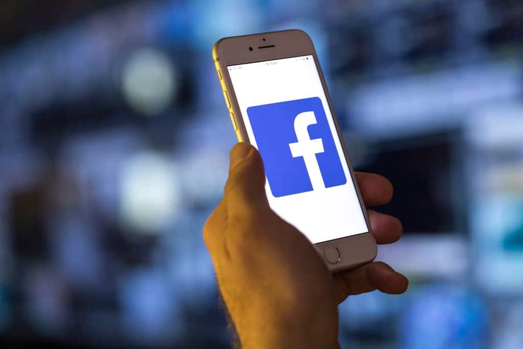 dispută între giganți - facebook acuză apple de comportament anticoncurențial