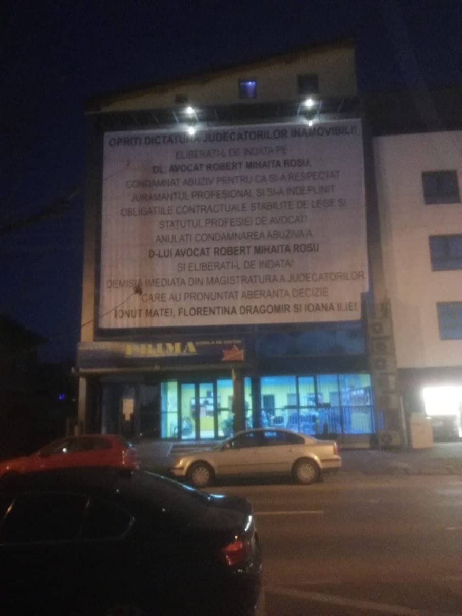 foto: banner uriaș montat pe o clădire din sibiu - „eliberați-l pe avocatul robert roșu”