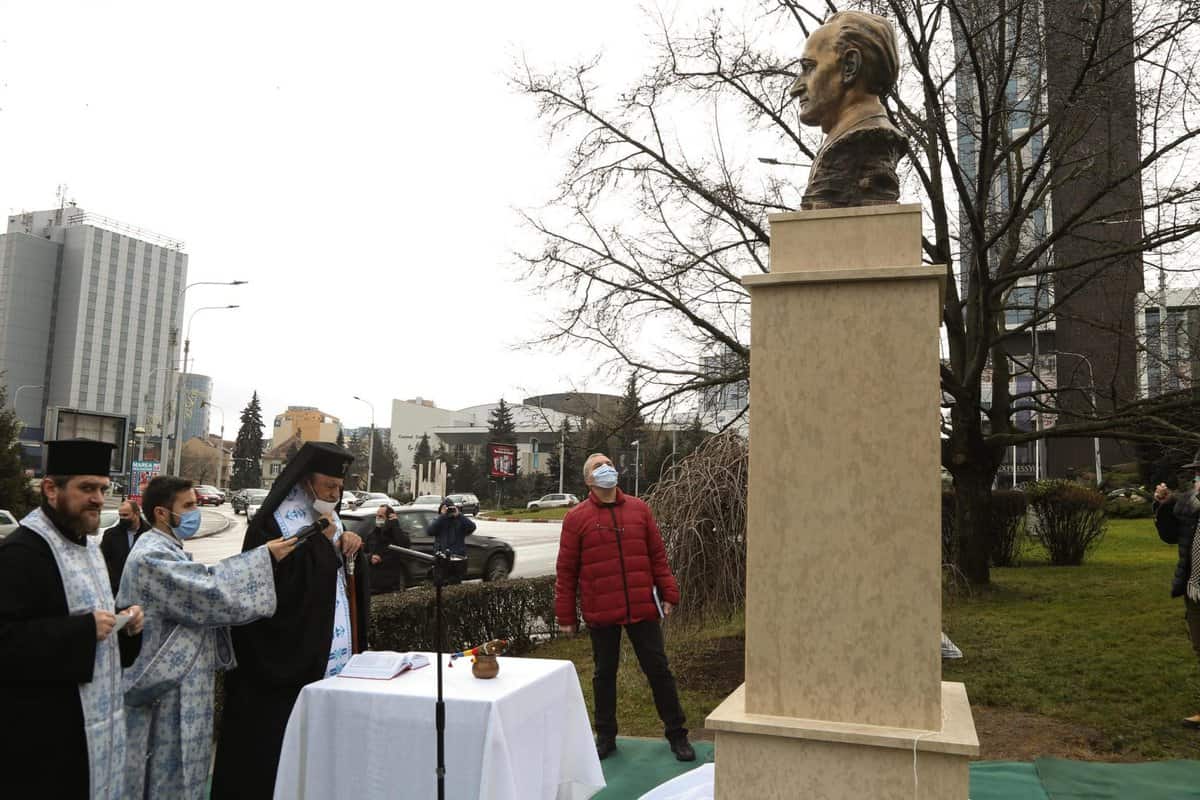 foto: mitropolitul ardealului a sfințit bustul lui radu stanca