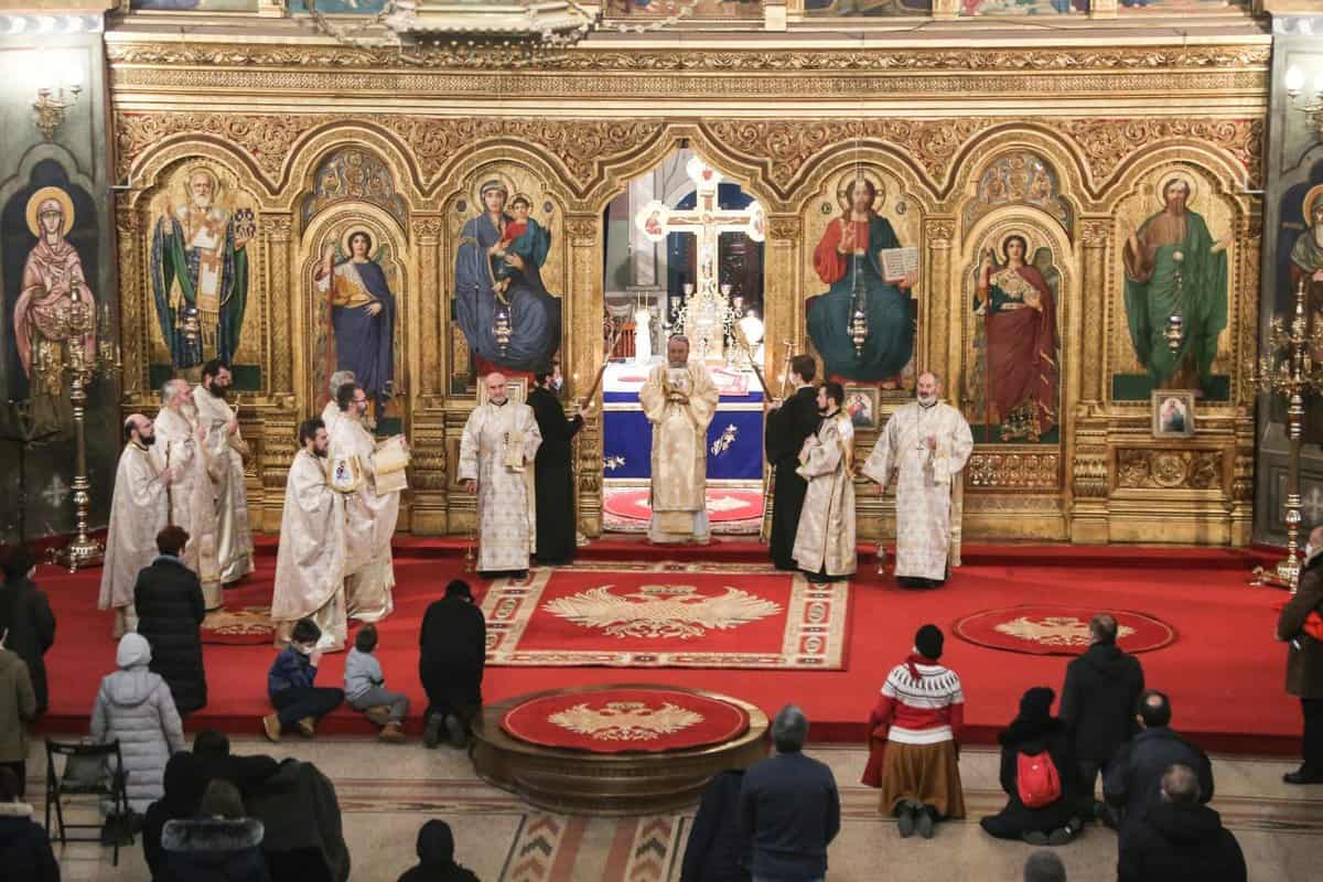 update foto: credincioși cu mască în catedrală la sibiu - preoții în frunte cu mitropolitul nu au avut