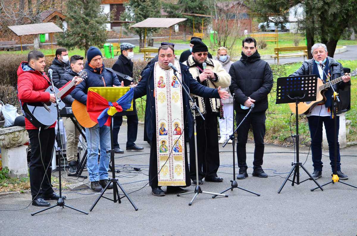 pacienții cu covid de la spitalul tbc au fost colindați - noua stație de oxigen sfințită de mitropolit