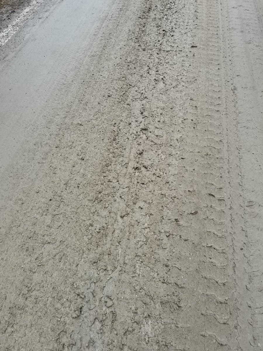 foto - dezastru pe drumul gura râului - păltiniș. plin de noroi din cauza camioanelor de la o carieră de piatră