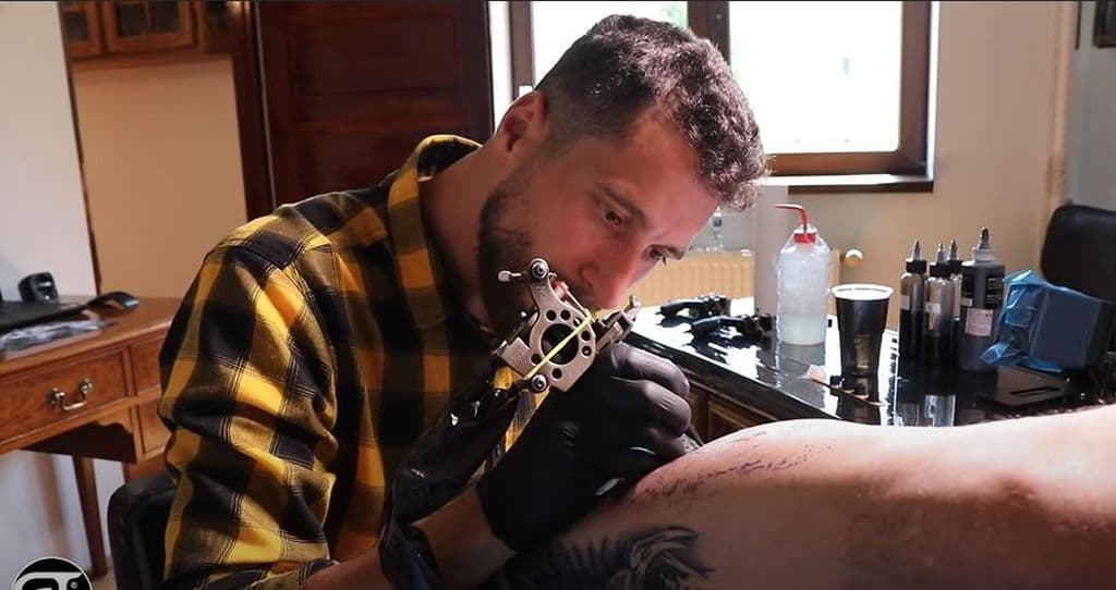 video: concert rock într-un salon de tatuaje din sibiu