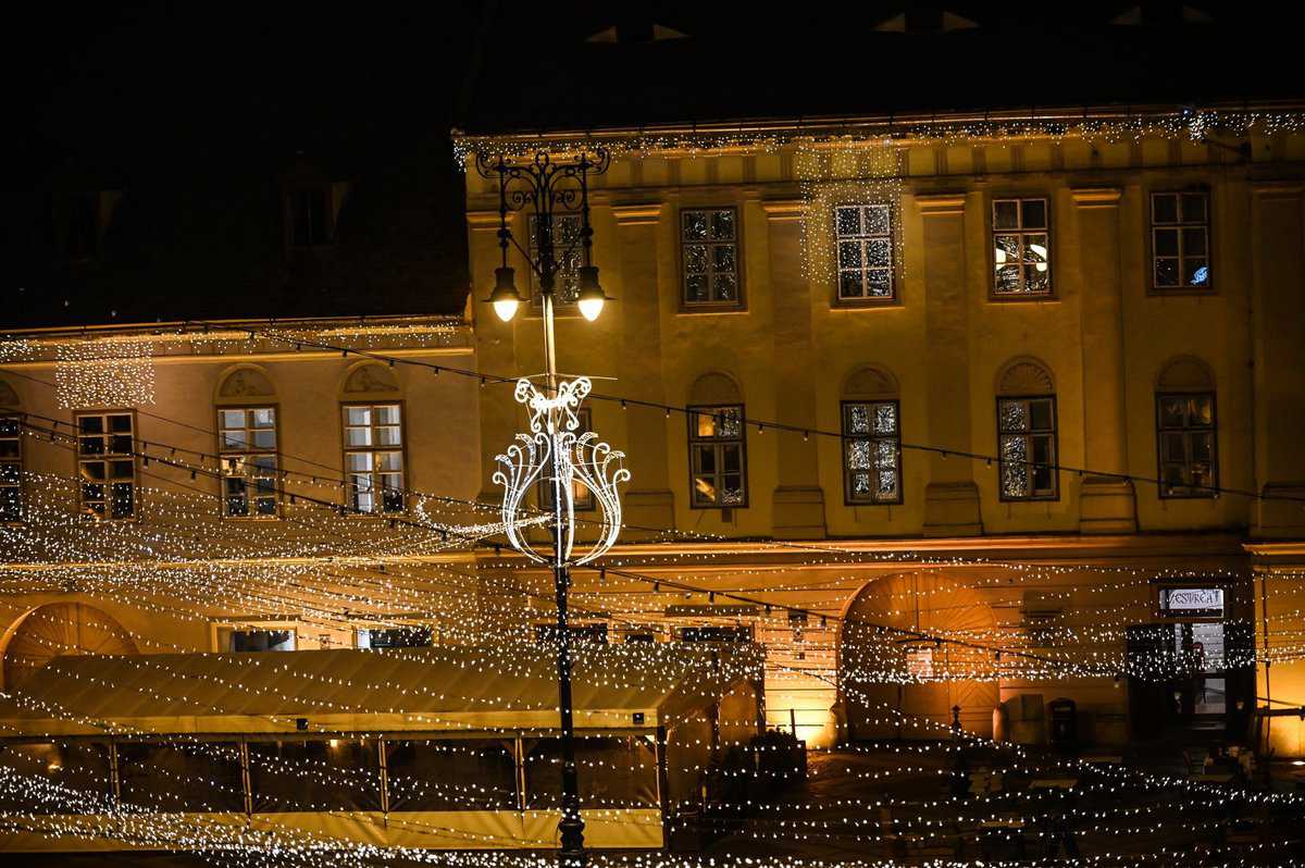 VIDEO FOTO S-au aprins luminile de sărbători din centrul Sibiului - Arată feeric!