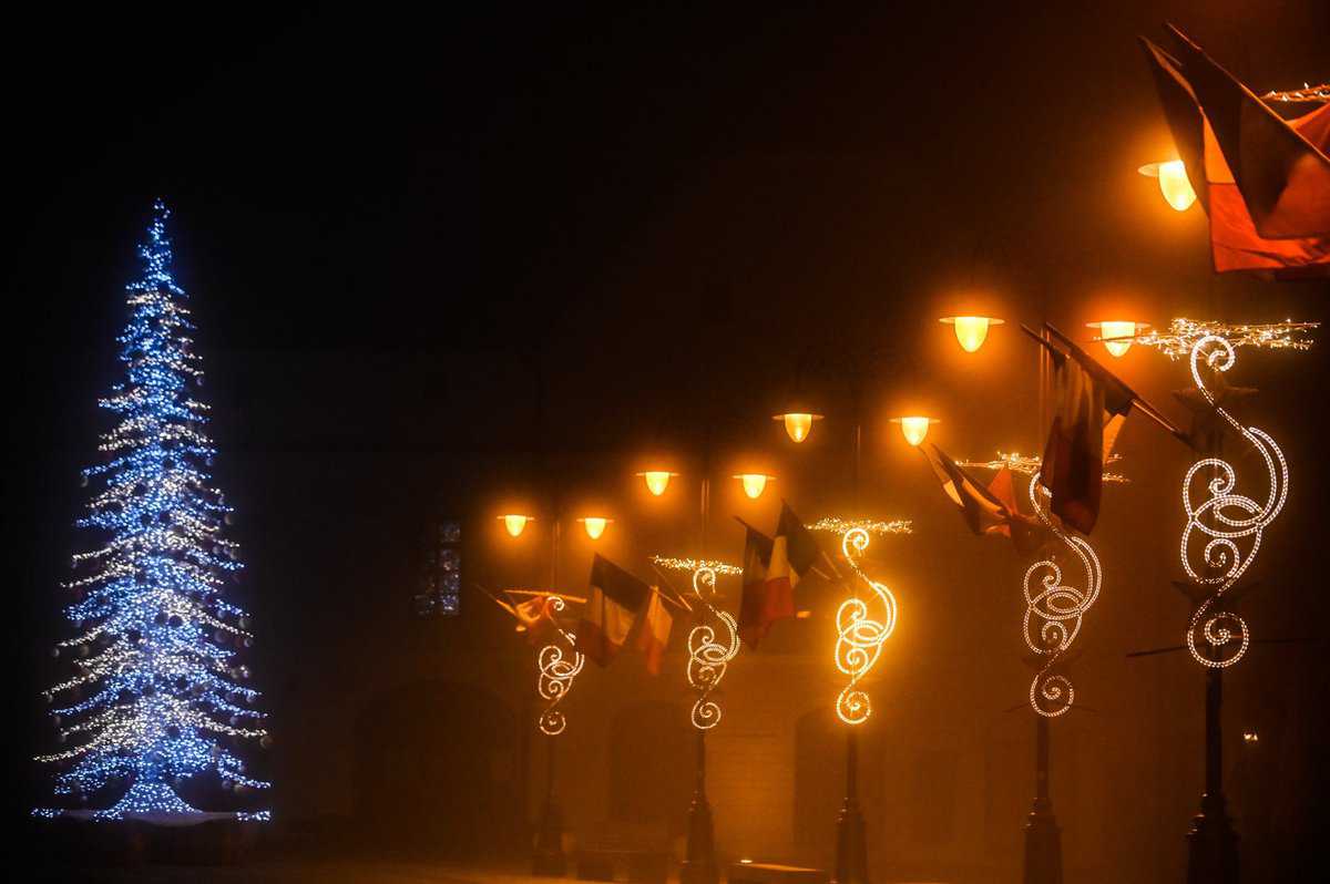 VIDEO FOTO S-au aprins luminile de sărbători din centrul Sibiului - Arată feeric!